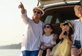 family-sit-on-car