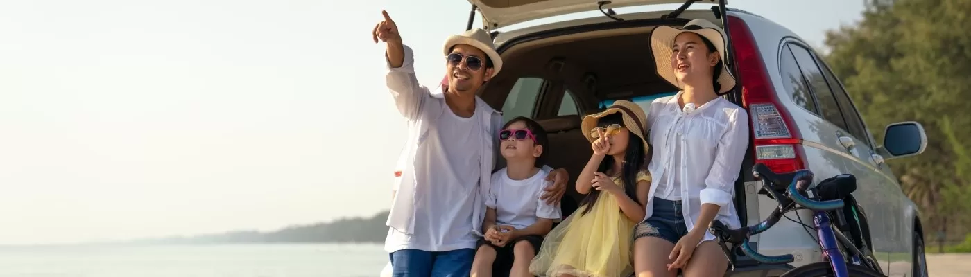 family-sit-on-car